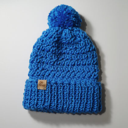 Niebieska czapka z pomponem