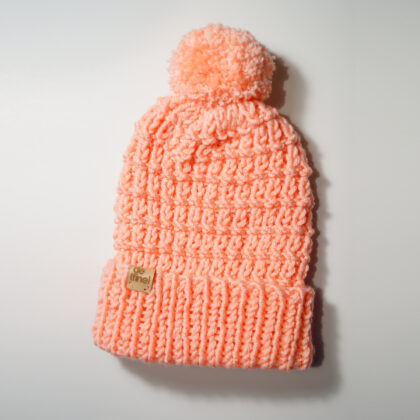 Łososiowa czapka z pomponem