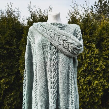 Miętowy sweter z warkoczami